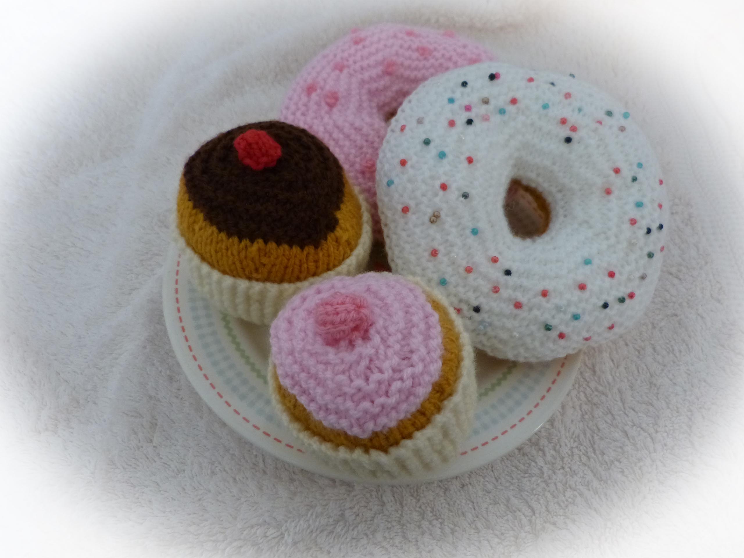knitted cakes.jpg